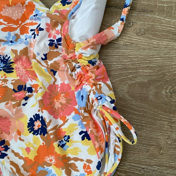 One piece Roxy bathing suit - Picture 9 of 11